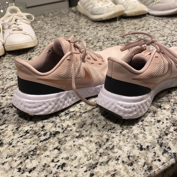 💕NIKE Revolution 5 Tennis Shoes 💕 - Picture 4 of 8